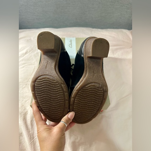 CLARKS BOOTIES Women's Black Lace Up SASHLIN SUE Suede/Leather 3" Heel size 7.5 - Picture 4 of 8